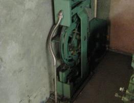 旧的美国电梯监控器在现代化过程中被替换